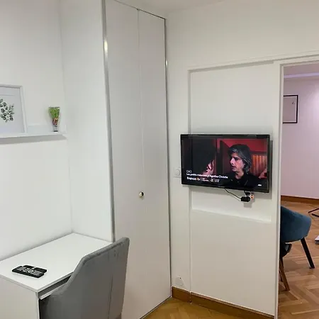 Acomodação com café da manhã  Privée Face Arrêt De Tram Proche Métro 5 Pablo Picasso, Individuelles , La Cuisine , Le Wc Et La Salle De Bain Sont En Commun Bobigny